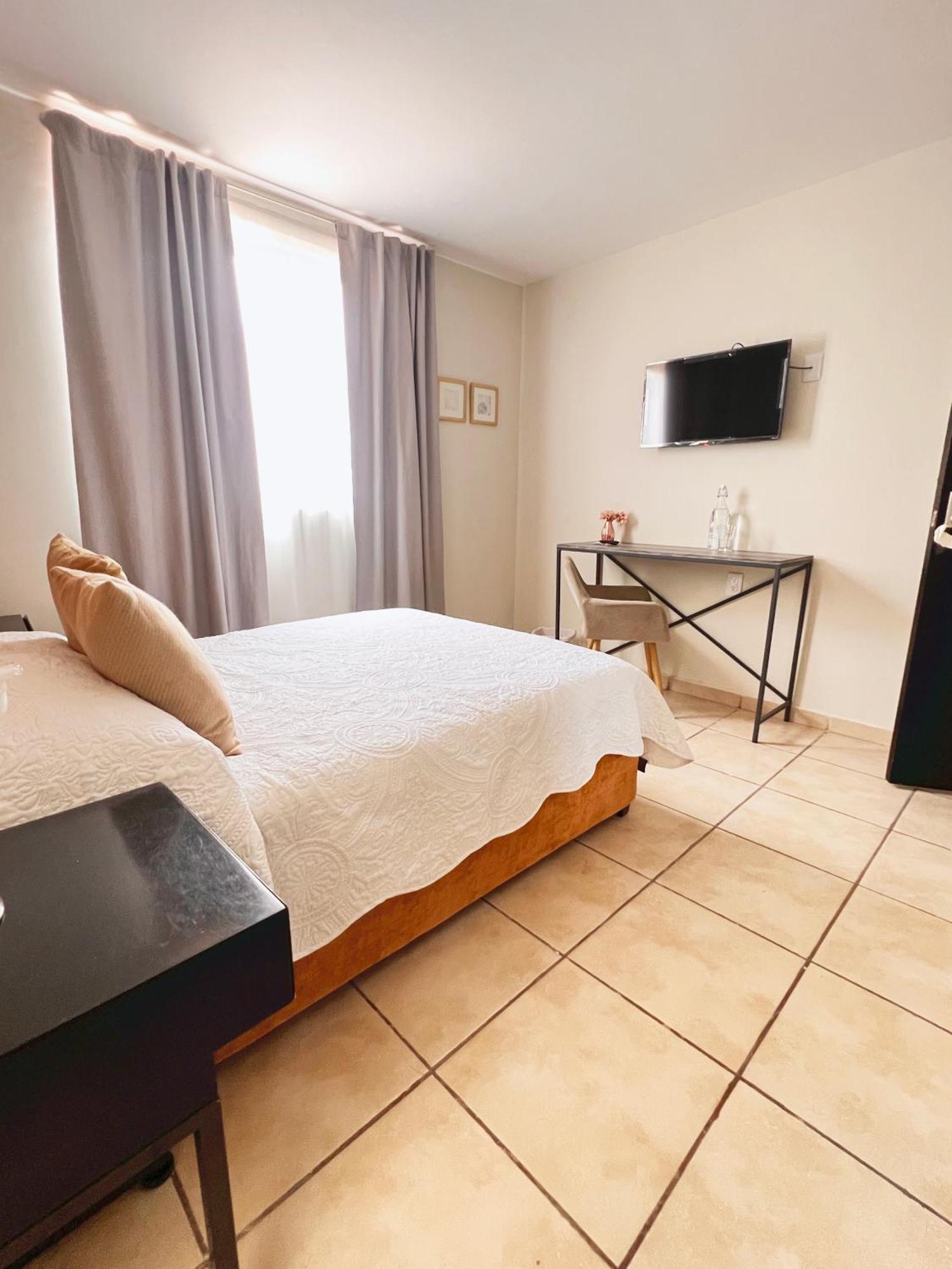 Suites Ciento 37 เลออน ภายนอก รูปภาพ