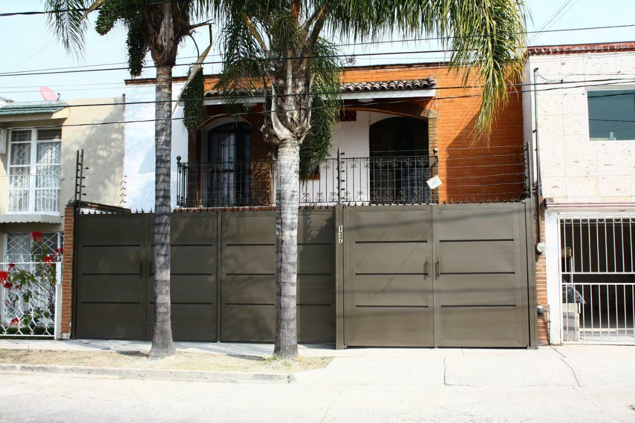 Suites Ciento 37 เลออน ภายนอก รูปภาพ